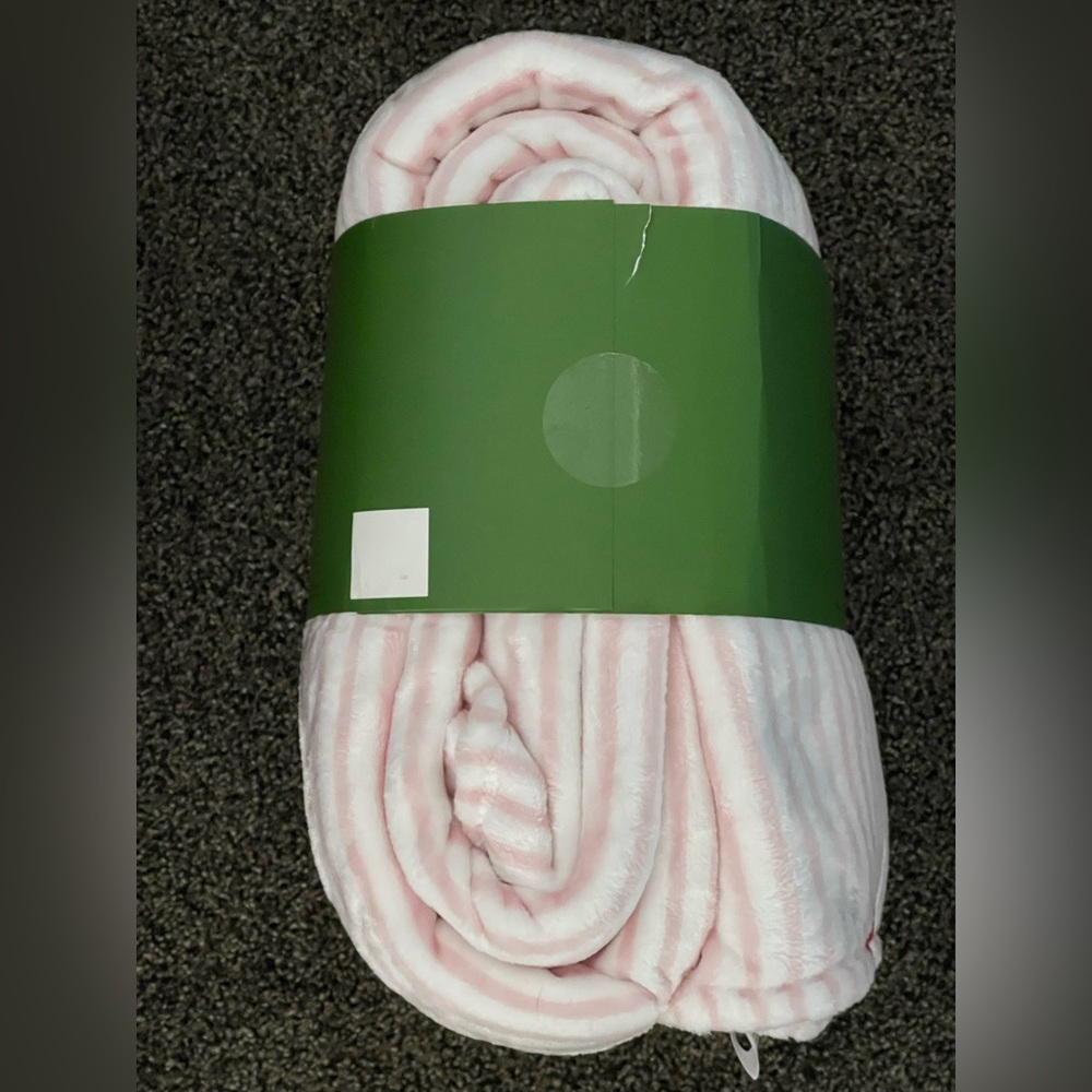 Kate Spade New York ♠️ Pink and White Strips with ❤️ Plush Full /Queen Blanket - Picture 3 of 5